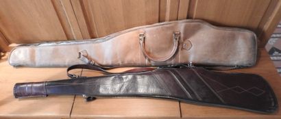 Deux housses pour carabines en cuir, intérieur...