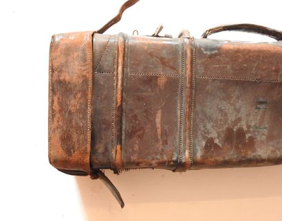 Étui jambon double en cuir, monogrammé.

L....
