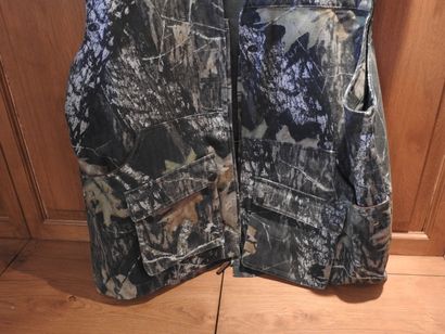 LE CHAMEAU :

Gilet en toile camouflée.

Taille...