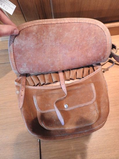 Sac de battue en nubuck et deux sacoches...