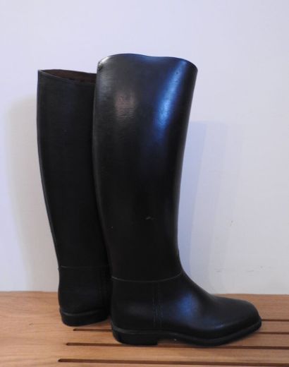 Paire de bottes d'équitation en cuir noir.

Pointure :...