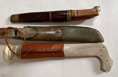 Trois couteaux de chasse dont un ERN Solingen...