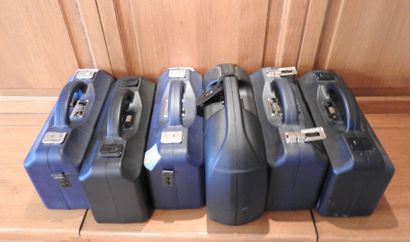 Lot de six valises à cartouches en plastique...