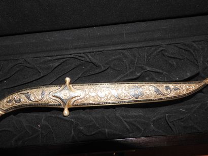 Couteau Russe en métal niellé et doré, l'extrémité...