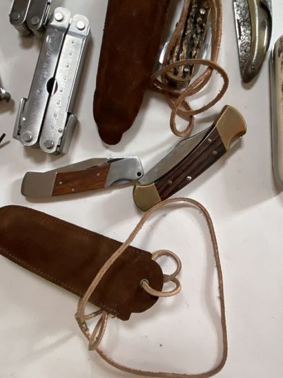 Lot de 18 couteaux de poche et de chasse...
