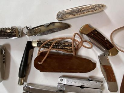 Lot de 18 couteaux de poche et de chasse...