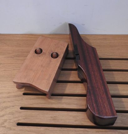 Deux tire-bottes en bois pliant.
