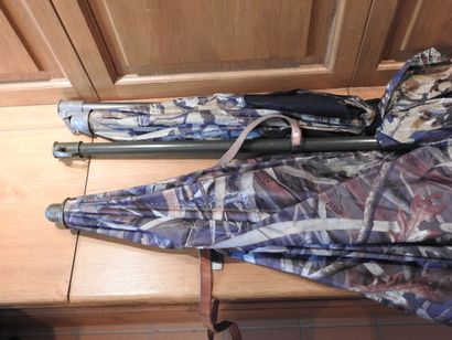 Deux parasols à motifs de camouflage.