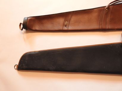 Deux étuis pour fusils cuir dont un de marque...