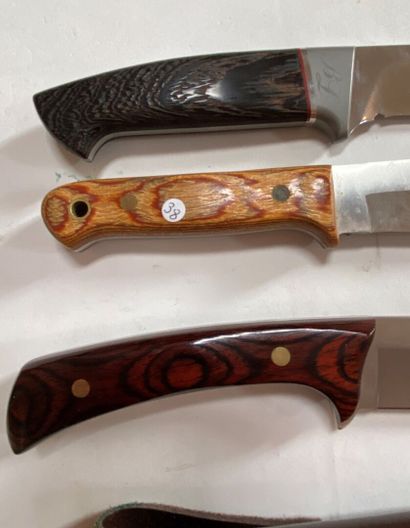 Lot de trois couteaux de chasse dont Rostfrei,...