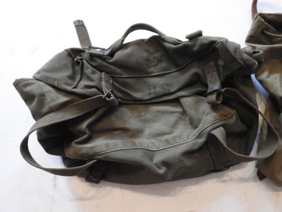 Petit sac de marche et musette militaire...
