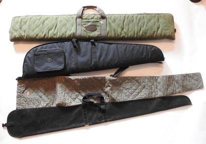 Quatre housses pour carabines ou fusils,...