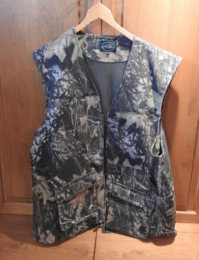 LE CHAMEAU :

Gilet en toile camouflée.

Taille...