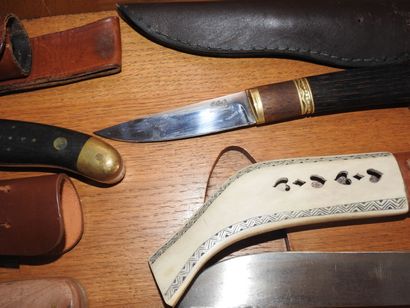 Quatre couteaux de chasse avec etui cuir...