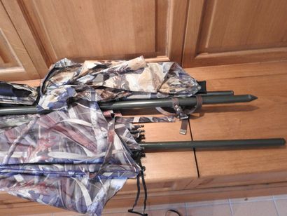 Deux parasols à motifs de camouflage.