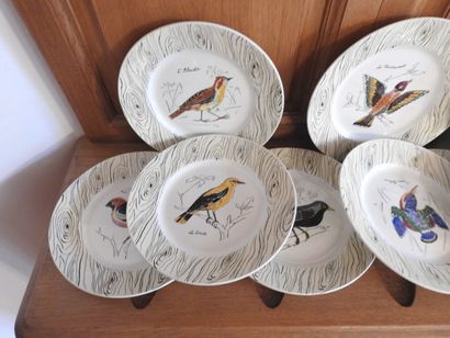 GIEN : Série de 18 assiettes en faïence à...