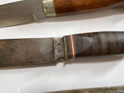 Trois couteaux de chasse dont un ERN Solingen...