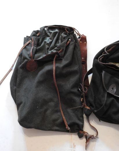 Deux sacs à dos en toile dont un de marque...