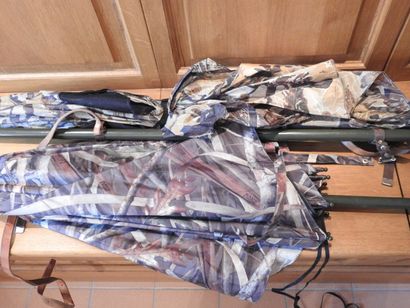 Deux parasols à motifs de camouflage.