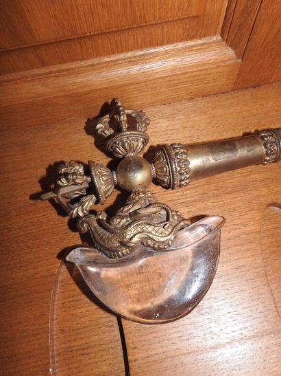 TIBET : Hache Drata en bronze, décor de crâne,...