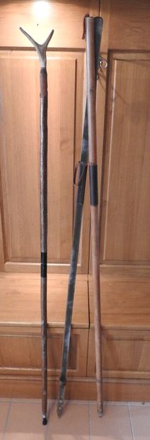 Deux cannes de pirsch en bois dont une pliante...