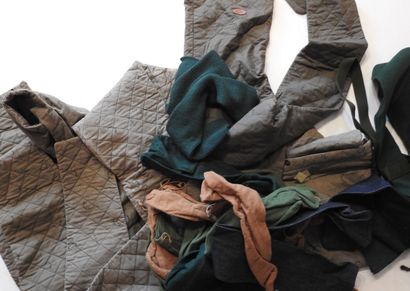Lot d'environ 10 housses pour fusils en toile...