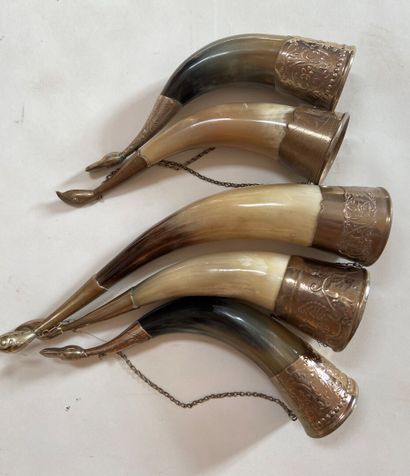 Cinq pibolles en corne et métal.