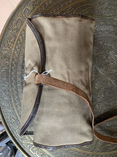 Petite musette contenant des lignes en bois...