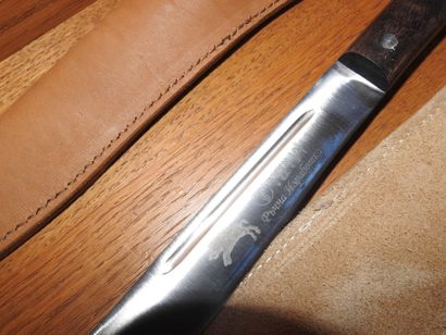 Deux couteaux de chasse avec étui cuir, une...