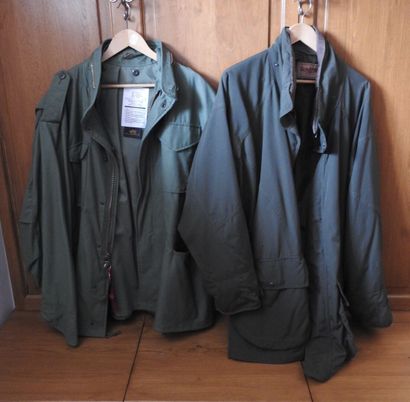 Deux vestes de chasses en toile dont une...