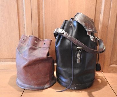 Deux sacs à cartouches en cuir dont un HOLLAND...
