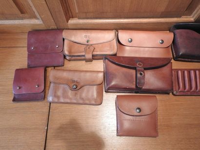 Lot de neuf pochettes pour munitions en cuir...