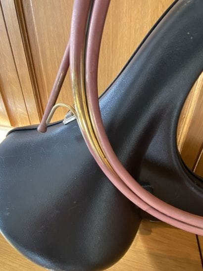 MILLIENS : trompe de chasse en cuivre, intérieur...