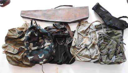 Lot de cinq sacs de marche en toile et cuir,...