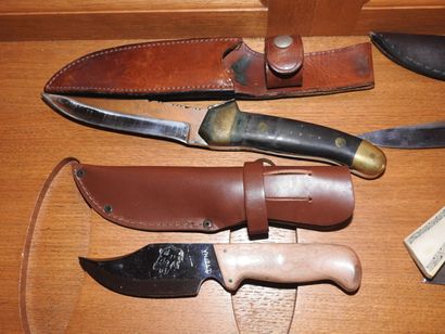 Quatre couteaux de chasse avec etui cuir...