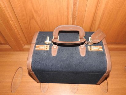 T. ANTHONY : Valise de transport en toile...