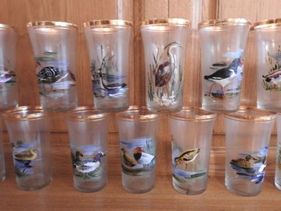 Série de 16 verres à eau à décor peint de...