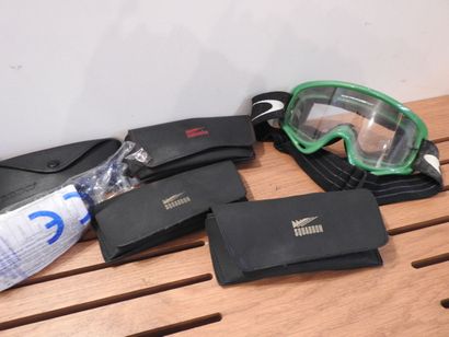 Lot de dix paires de lunettes de ski, natation...