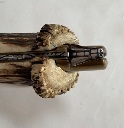 Couteau de chasse pliant réalisé dans un...
