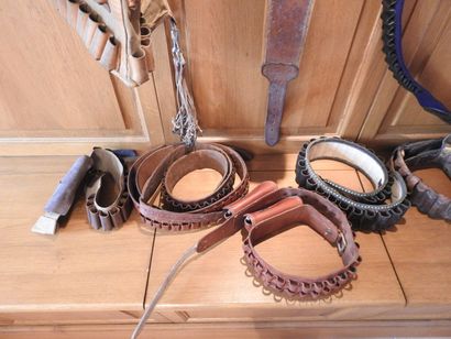 Lot de six ceintures et un gilet pour cartouches...