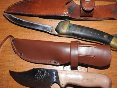 Quatre couteaux de chasse avec etui cuir...