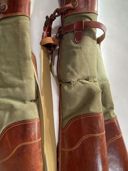 Trois étuis pour fusils en toile et cuir...