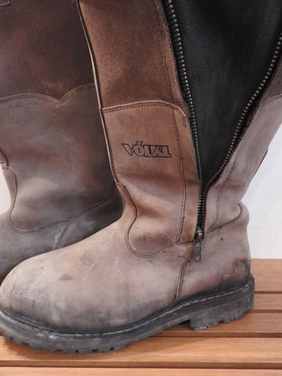 VÖLKL.

Paire de bottes en cuir et fourrée...