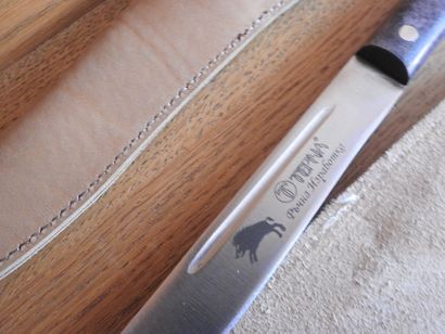 Deux couteaux de chasse avec étui cuir, une...