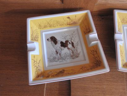 HERMES : Deux cendriers en porcelaine à décor...