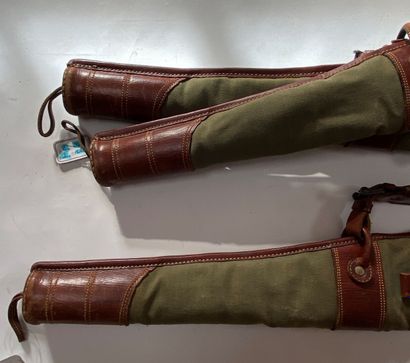 Trois étuis pour fusils en toile et cuir...