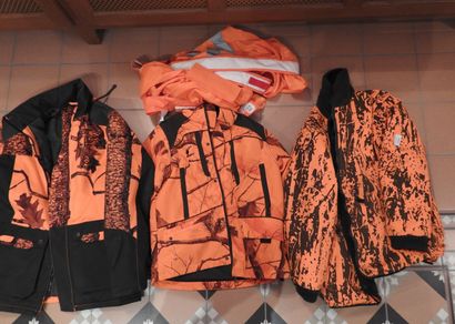 Trois vestes de chasse en textile camouflage...
