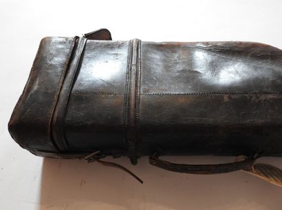 Étui jambon double en cuir, monogrammé.

L....
