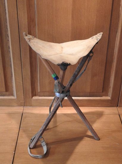 MANURANCE.

Petit siège de battue en bois...