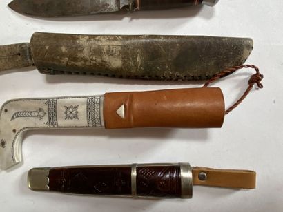 Trois couteaux de chasse dont un ERN Solingen...
